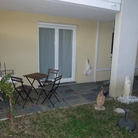 Bel De Standing Type T2 +jardin Dans Securisee *